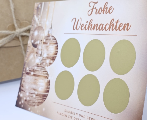 Detailansicht der Weihnachts-Rubbelkarte mit glänzender Oberfläche und individueller Beschriftungsmöglichkeit.